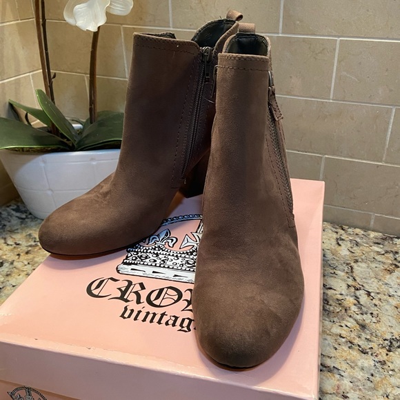 Low brown bootie heel - Picture 4 of 4